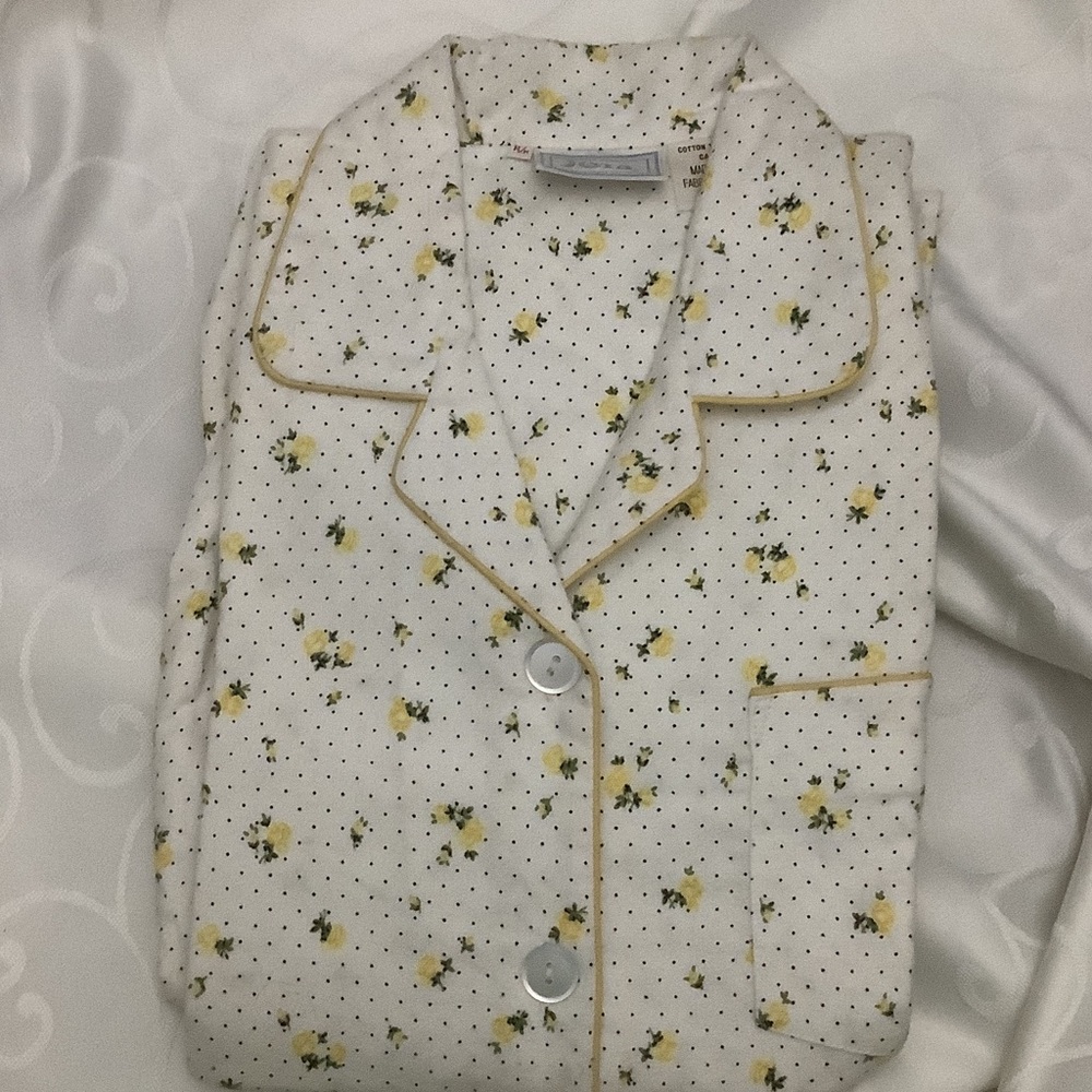Vintage cotton 2piece pyjama
Yellow roses decor medium new without tags